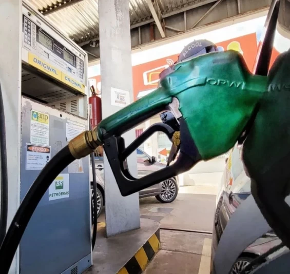 Tributos sobre combustíveis sobem em junho e julho; Haddad indica que Petrobras pode compensar.