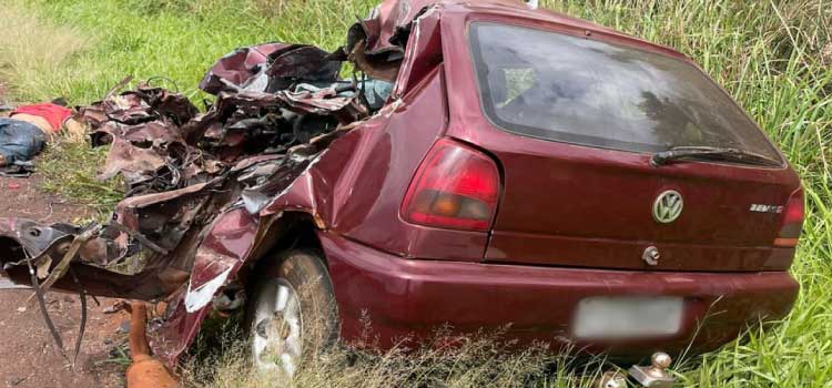 UBIRATÃ: Grave colisão frontal deixa veículo destruído na BR-369.