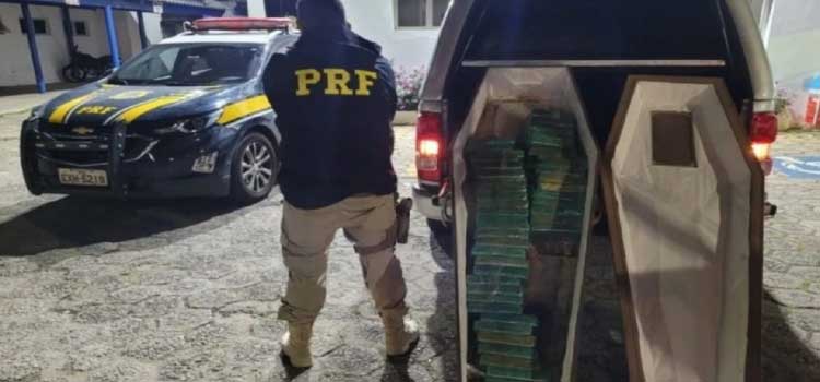 Um morto muito louco: carro funerário é apreendido com 50 quilos de crack em caixão.