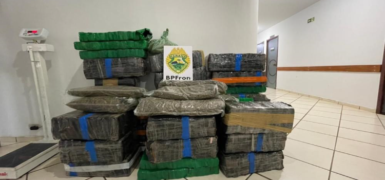 UMUARAMA: BPFRON apreende carro carregado com drogas.