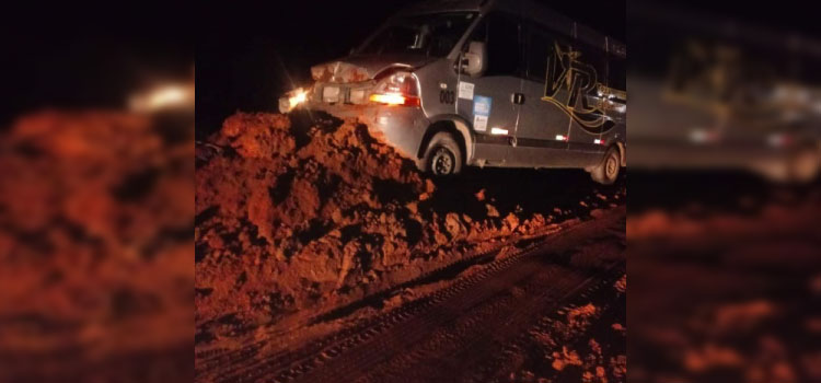 Van bate em bloqueio ilegal em rodovia do Paraná e três adolescentes ficaram feridos, diz PRF.