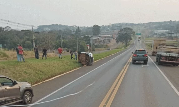Veículo capota após colisão na BR-277 em Laranjeiras do Sul