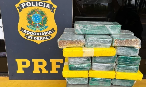 Veículo com luz defeituosa é apreendido pela PRF com drogas.