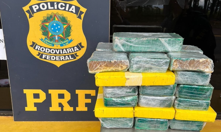 Veículo com luz defeituosa é apreendido pela PRF com drogas.