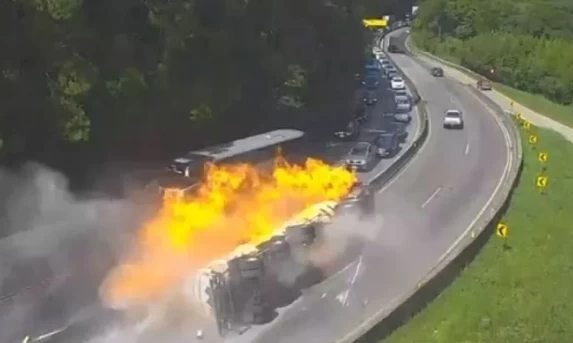 Vídeo: carreta com combustível tomba, pega fogo e interdita BR-101