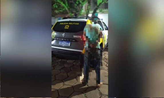 Violência Doméstica: Homem de 30 anos é preso pela PM após ameaçar companheira e quebrar móveis em Quedas do Iguaçu