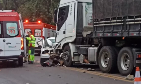 Vítimas ficam presas às ferragens em batida frontal entre carro e caminhão na BR 277 em Laranjeiras do Sul